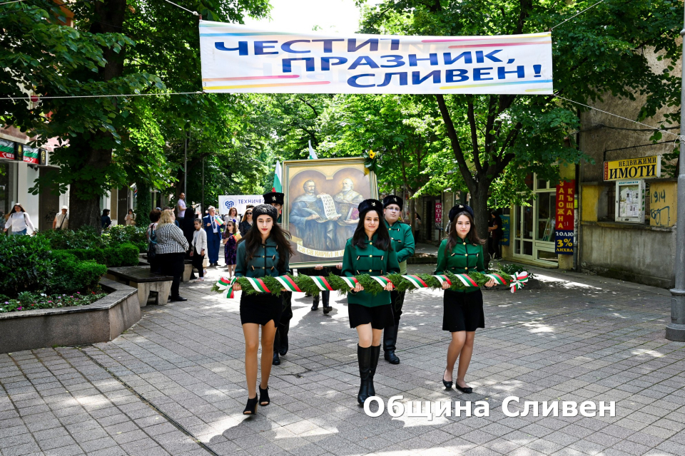 С тържествено шествие на деца, ученици, студенти и културни деятели от сливенските градини, училища, висши учебни заведения и културни институти започна...
